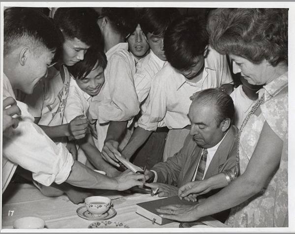 諾貝爾文學(xué)獎(jiǎng)得主巴勃羅·聶魯達(dá)與中國(guó)青年在一起（資料圖片）。中國(guó)美術(shù)館供圖