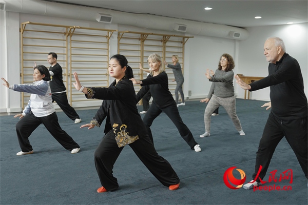 阿根廷武術(shù)俱樂部協(xié)會(huì)副會(huì)長(zhǎng)陳敏正在教學(xué)。人民網(wǎng)記者 張若涵攝