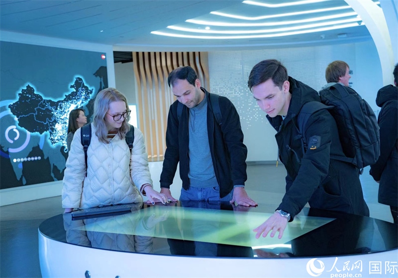 歐亞國(guó)家記者在國(guó)家大數(shù)據(jù)（貴州）綜合試驗(yàn)區(qū)交流體驗(yàn)中心參觀。人民網(wǎng) 陽茜攝