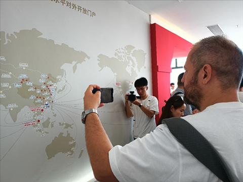 來自波黑的法魯克·博里奇用手機記錄廣州港可以通達到的世界城市與地區(qū)。石青川 攝