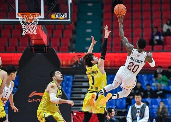 11月4日，北京控股隊(duì)球員費(fèi)爾德（右一）在比賽中投籃。新華社記者 顏麟蘊(yùn) 攝