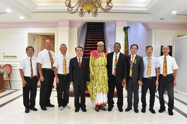 多米尼克總統(tǒng)伯頓和駐多米尼克大使林先江與中國農(nóng)業(yè)技術(shù)專家組合影。中國駐多米尼克大使館供圖