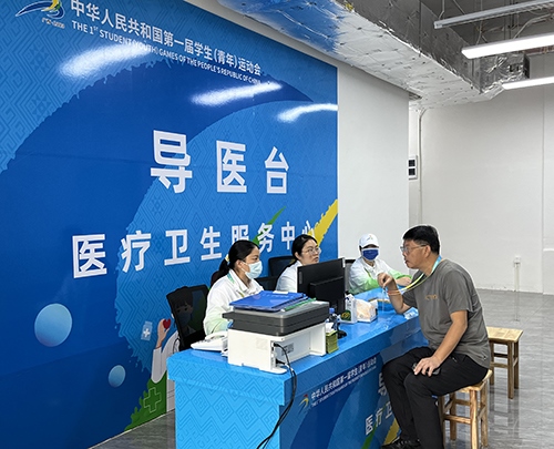 村內(nèi)住客在醫(yī)療衛(wèi)生服務(wù)中心導(dǎo)醫(yī)臺(tái)問(wèn)診。人民網(wǎng)記者 歐興榮攝