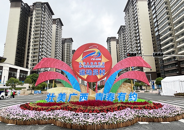 運(yùn)動(dòng)員村入口處標(biāo)識(shí)標(biāo)牌成為極受歡迎的打卡點(diǎn)。人民網(wǎng)記者 歐興榮攝