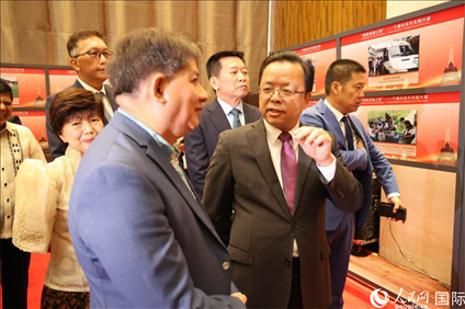 論壇期間配套舉行“‘?dāng)[脫貧困之路’——寧德扶貧開發(fā)圖片展”。人民網(wǎng)記者樊帆 攝