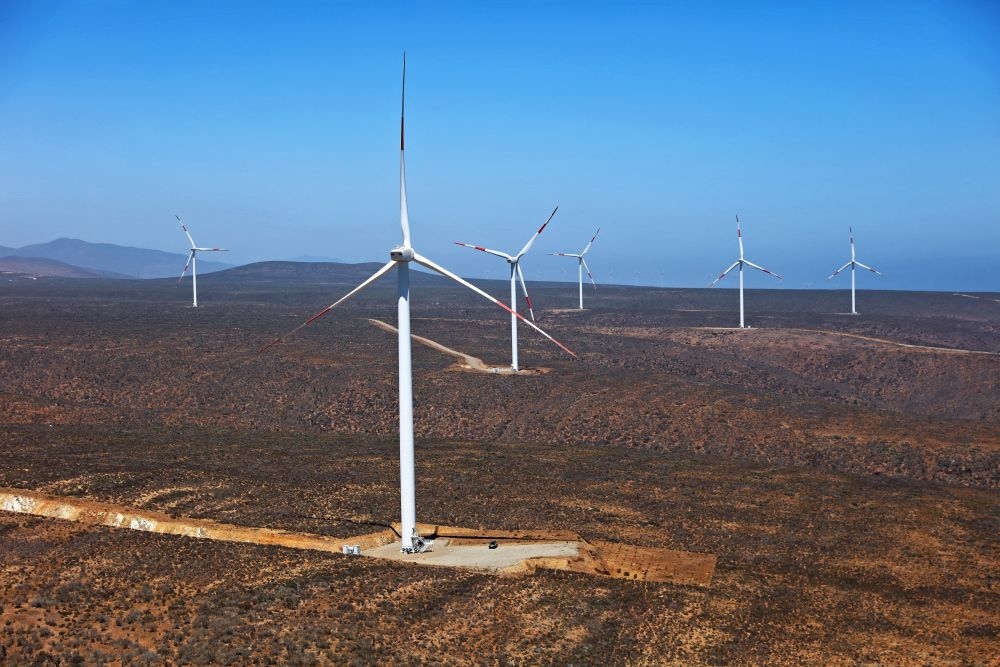 這是2023年2月14日拍攝的位于智利中部沿海的蓬塔謝拉風(fēng)電場。蓬塔謝拉風(fēng)電場是中國在智利投資建設(shè)的首個風(fēng)電場，2018年正式投產(chǎn)發(fā)電，可滿足13萬戶家庭的用電需求，同時(shí)每年還能減少15.7萬噸碳排放。