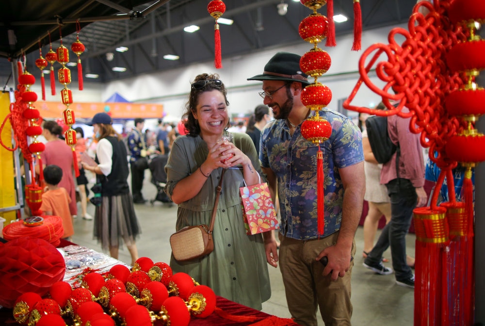 2023年1月21日，在新西蘭奧克蘭舉行的迎接中國農(nóng)歷春節(jié)活動上，人們購買新春裝飾品。這個活動吸引當(dāng)?shù)厣先f名各族裔民眾聚集一起，共迎中國春節(jié)。
