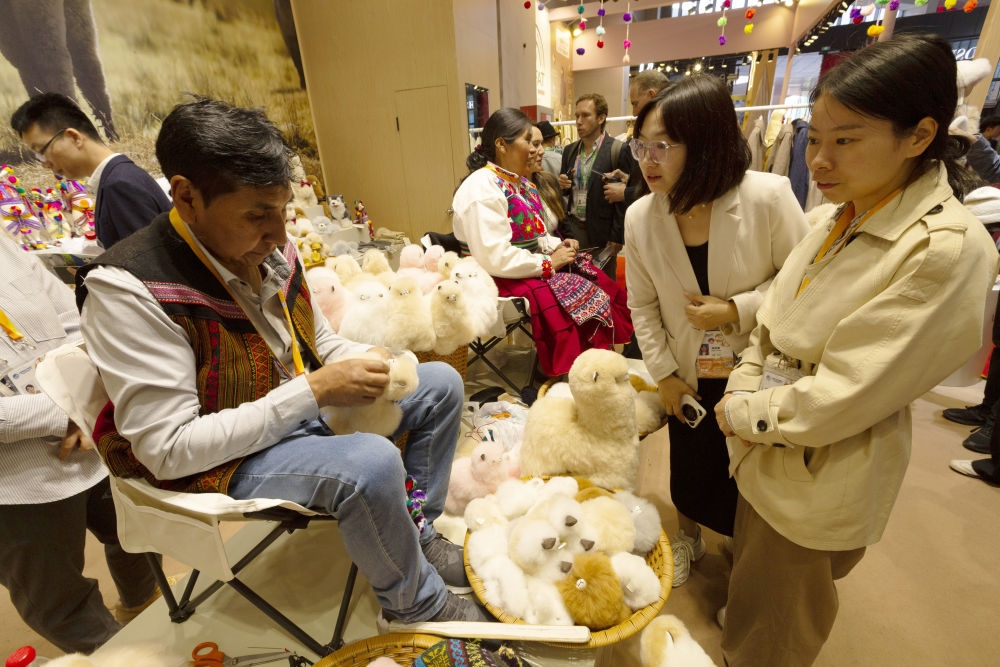2023年11月7日，秘魯羊駝毛制品手藝人馬馬尼大叔在中國上海舉辦的第六屆進(jìn)博會上展示羊駝玩偶制作工藝。秘魯特色羊駝毛制品連續(xù)六屆在進(jìn)博會上亮相，收獲大量訂單。進(jìn)博會大舞臺讓秘魯傳統(tǒng)手藝人有了更廣闊的發(fā)展空間。