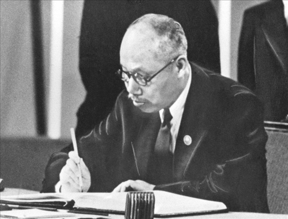 董必武在《聯(lián)合國(guó)憲章》上簽名。新華社發(fā)