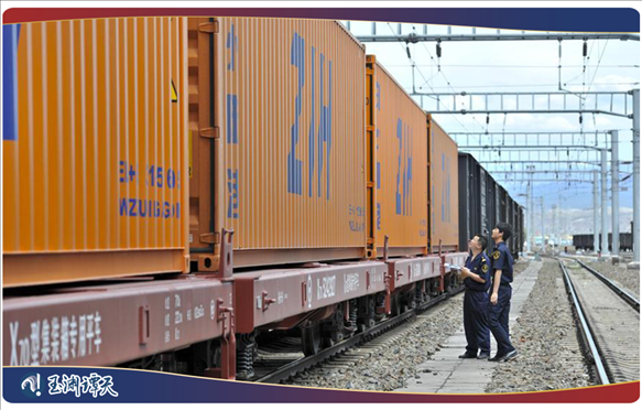 ｜｜新疆阿拉山口，中歐班列從這里經(jīng)過