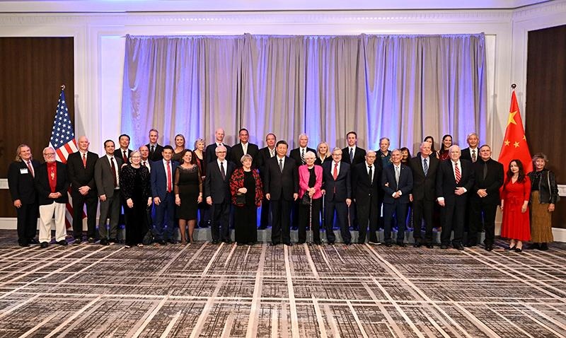 △當(dāng)?shù)貢r間11月15日晚，習(xí)近平主席在美國舊金山出席美國友好團體聯(lián)合舉行的歡迎宴會。這是宴會開始前，習(xí)近平主席同友好人士代表親切交談并合影留念。