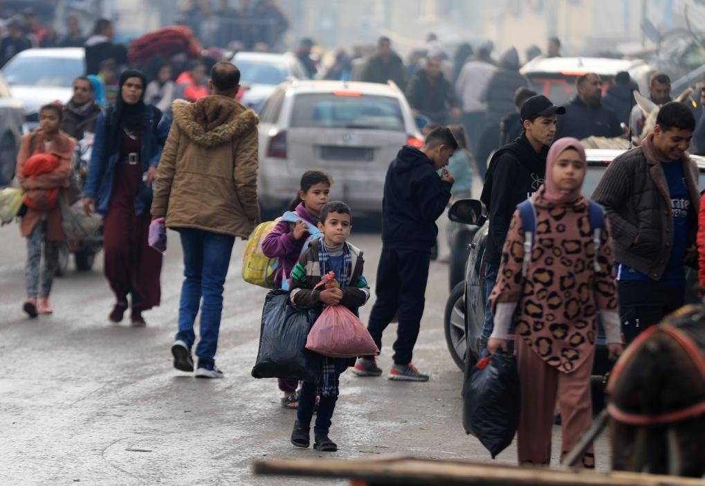 12月1日，在加沙地帶南部城市汗尤尼斯，人們在以軍恢復軍事行動后逃離家園。新華社發(fā)（亞西爾·庫迪攝）