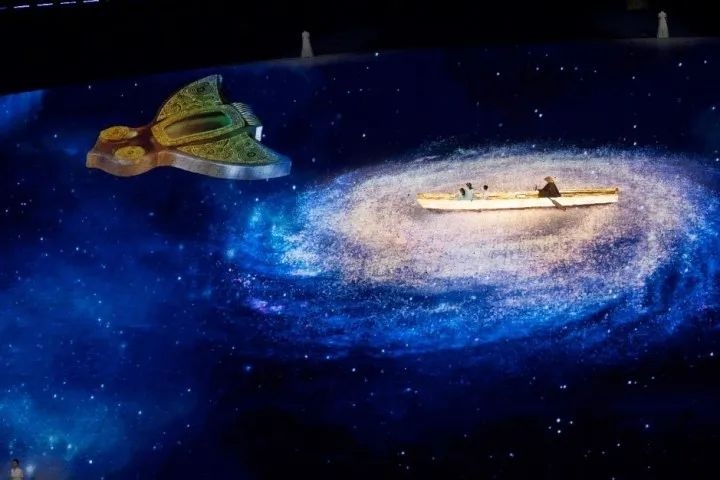 杭州第4屆亞殘運(yùn)會(huì)閉幕式上，吉祥物飛飛幻化回良渚玉鳥的模樣，盤旋于夜色之中。記者 倪雁強(qiáng) 董旭明 攝