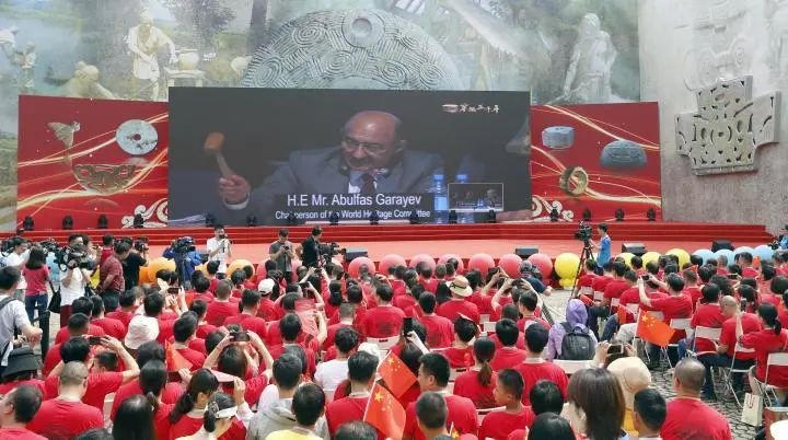 2019年7月6日，杭州市民揮舞國(guó)旗慶祝良渚古城遺址獲準(zhǔn)列入世界遺產(chǎn)名錄。記者 吳煌 倪雁強(qiáng) 攝