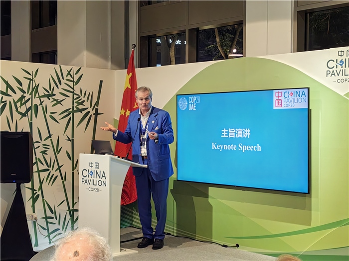 意大利都靈理工大學(xué)終身教授岡特·鮑利發(fā)言。COP28中國(guó)角供圖
