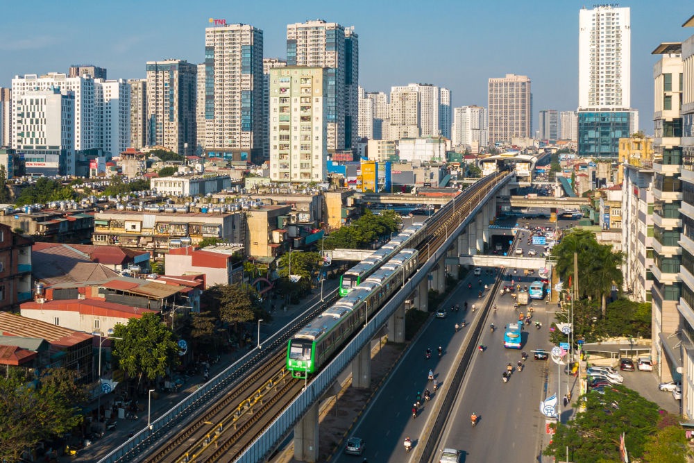 2021年12月1日，在越南首都河內(nèi)，列車在吉靈-河?xùn)|輕軌線上行駛。新華社發(fā)（中鐵六局河內(nèi)輕軌項目部供圖）