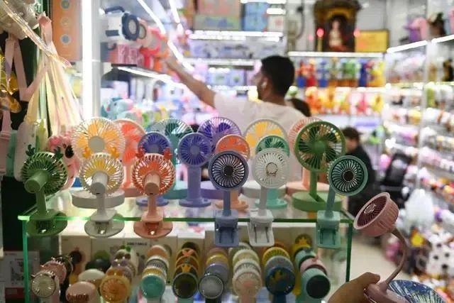 △近期，客商在浙江義烏國際商貿(mào)城采購商品。