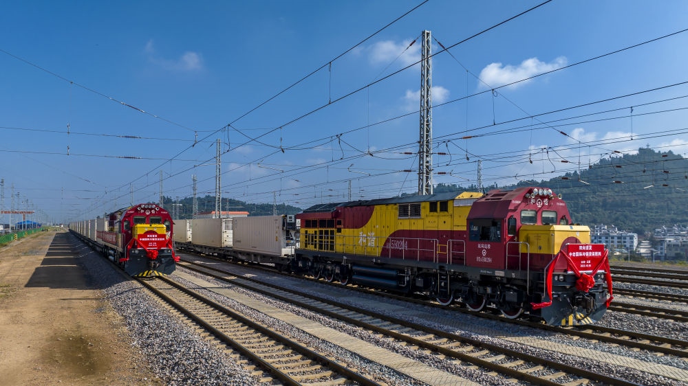 2023年10月16日，中越、中老鐵路國際冷鏈貨運班列從云南省玉溪市研和站發(fā)車啟程（無人機照片）。新華社發(fā)（陳暢 攝）