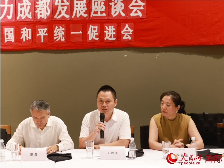 中國駐里約總領(lǐng)館副總領(lǐng)事王尉育（中）在座談會中致辭。人民網(wǎng)記者 陳海琪攝