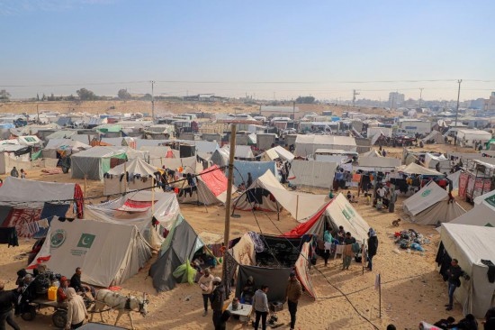  這是12月8日在加沙地帶南部城市拉法拍攝的臨時(shí)營(yíng)地。新華社發(fā)（里澤克·阿卜杜勒賈瓦德攝）