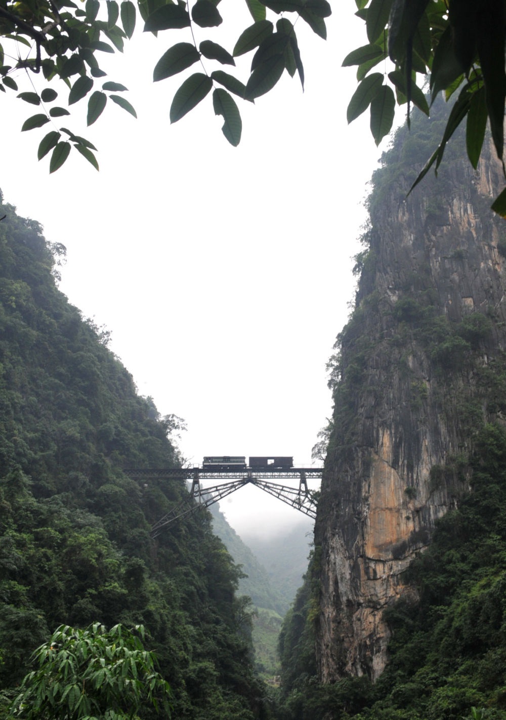 2009年6月1日，一列小火車從人字橋上通過。