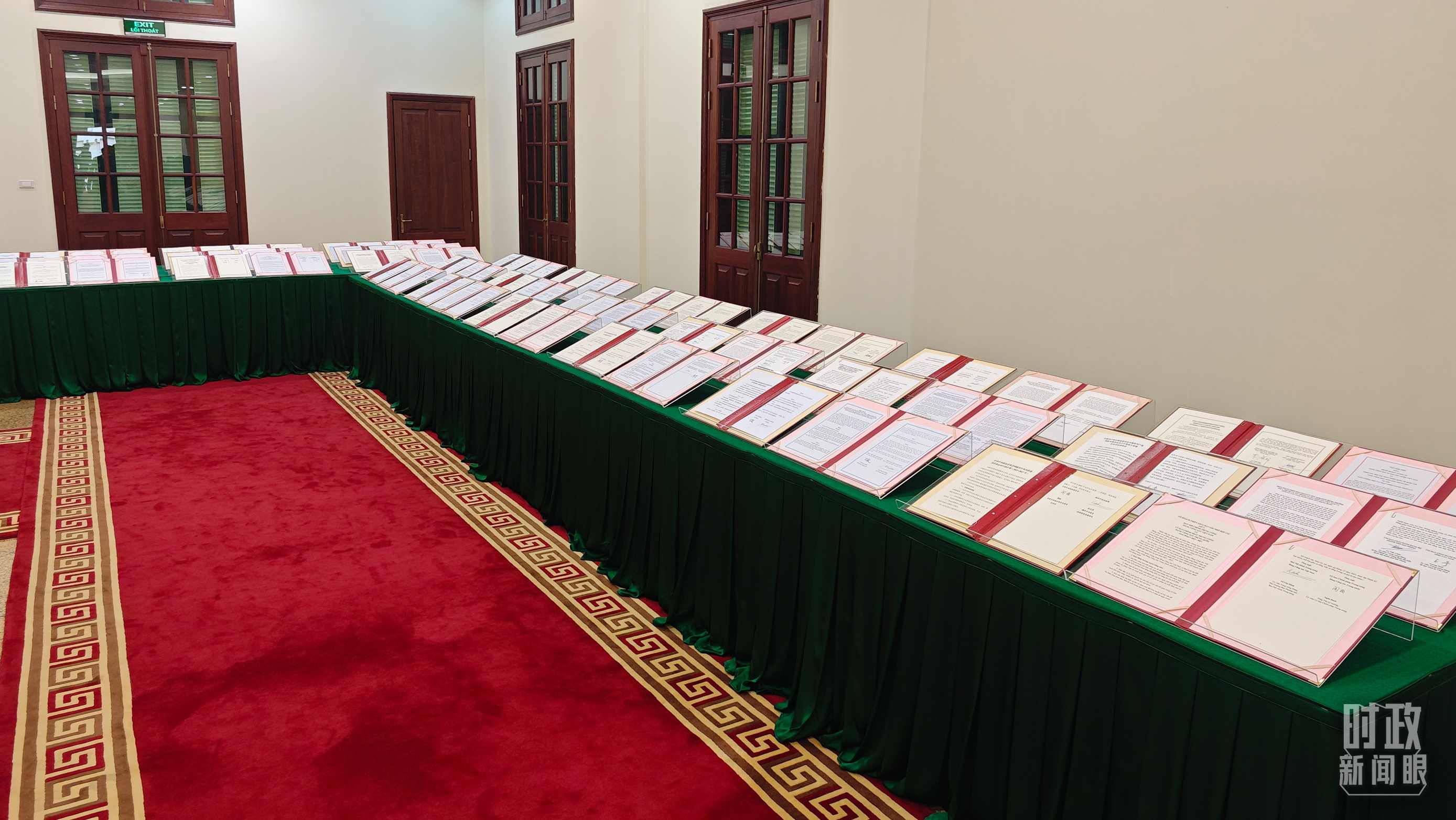 △會談后，兩黨總書記共同見證雙方簽署的雙邊合作文件展示，涵蓋共建“一帶一路”等30多個領(lǐng)域。（總臺央視記者耿小龍拍攝）