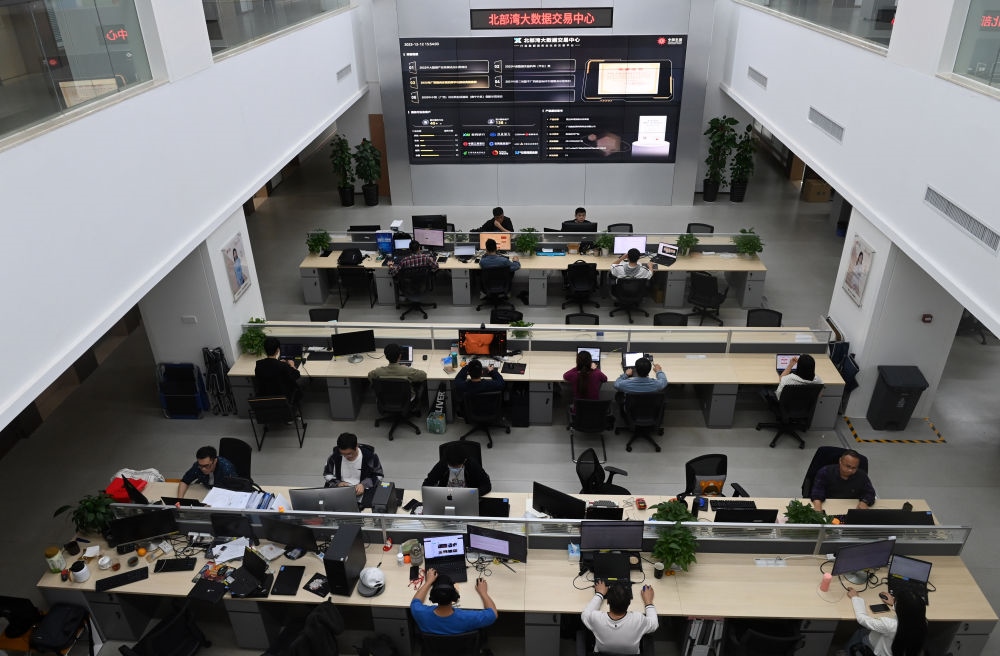 中國—東盟信息港員工在工作中。