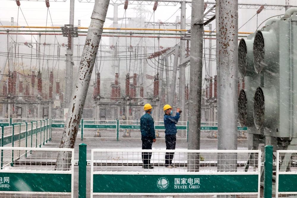△國網(wǎng)壽光市供電公司變電運(yùn)維人員在檢查變電站積雪情況。