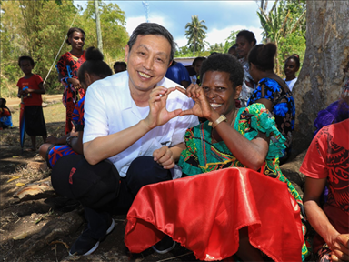 2023年12月18日，中國(guó)駐瓦努阿圖大使李名剛和前來(lái)觀看瓦努阿圖公路項(xiàng)目二期馬勒庫(kù)拉段移交儀式的當(dāng)?shù)鼐用窈嫌啊Ｈ嗣窬W(wǎng) 賀吉攝