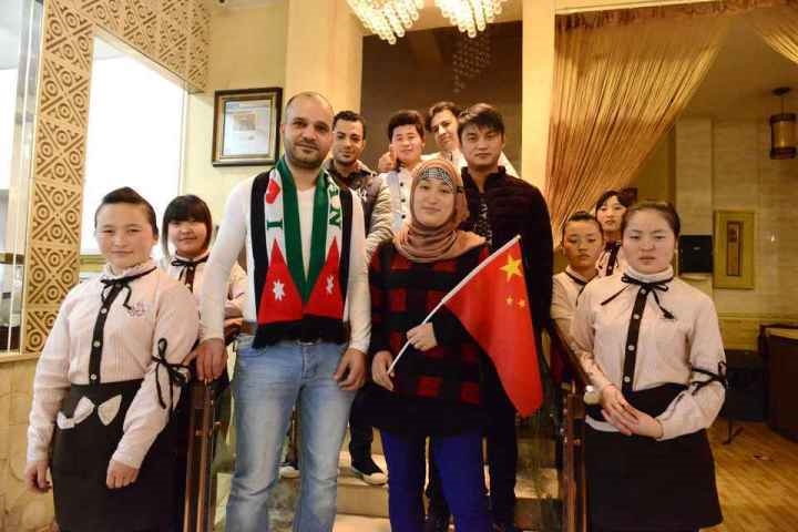 穆罕奈德夫婦與餐廳員工合影。共享聯(lián)盟·義烏 呂斌 攝