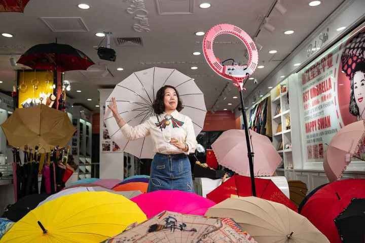 在義烏打拼了27年的商戶張吉英，正通過直播銷售雨傘。義烏市委宣傳部供圖