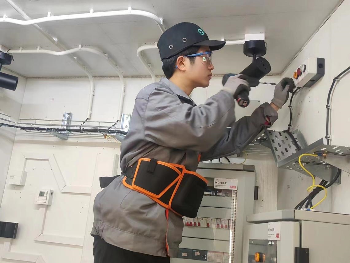 張強(qiáng)在安裝指示燈盒實(shí)訓(xùn)中。高磊磊 攝