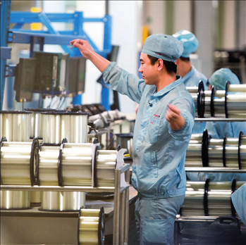 在位于武漢的長飛光纖光纜股份有限公司光纖生產(chǎn)車間內(nèi)，工作人員對光纖進行檢測（資料圖片）。肖藝九攝/本刊