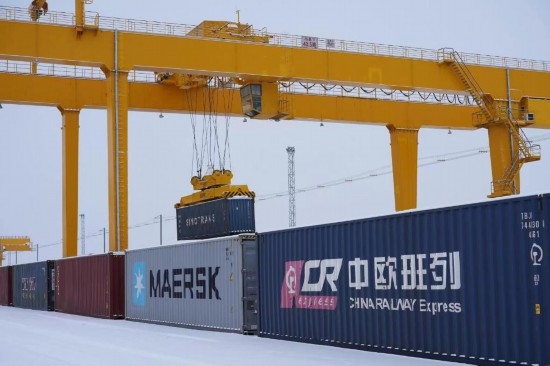 霍爾果斯口岸鐵路換裝場內(nèi)正在進(jìn)行集裝箱換裝作業(yè)。（受訪單位供圖）