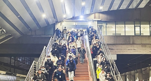 2024年鐵路春運(yùn)今日啟動，旅客進(jìn)入站臺準(zhǔn)備乘車。人民網(wǎng)記者 喬雪峰攝