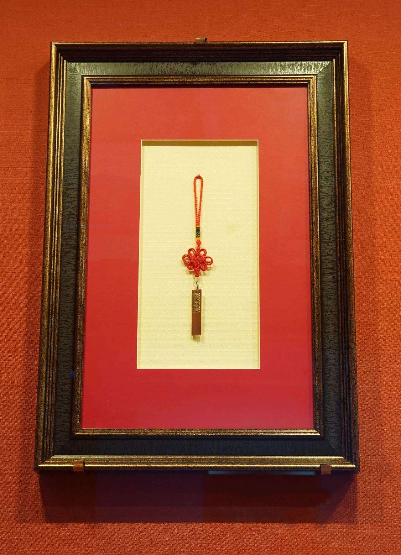 2017年5月，時任肯尼亞總統(tǒng)烏胡魯·肯雅塔贈送習(xí)近平主席的蒙內(nèi)鐵路紀(jì)念U盤。