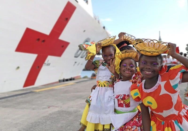 2018年10月，在安提瓜和巴布達(dá)首都圣約翰，當(dāng)?shù)匦∨笥焉泶﹤鹘y(tǒng)服裝歡迎中國海軍“和平方舟”醫(yī)院船首次到訪。