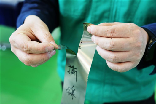 0.05毫米“手撕鎳”。 李羊攝