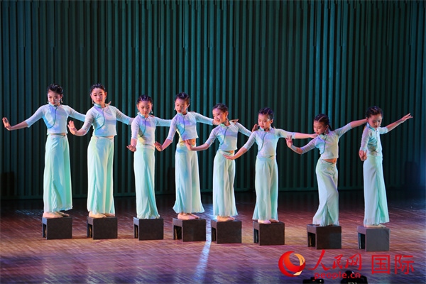 古典舞《碇步橋》。人民網(wǎng) 許可攝