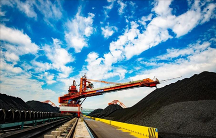 國家能源集團(tuán)黃驊港煤堆場(chǎng)堆料機(jī)正在作業(yè)。受訪者供圖