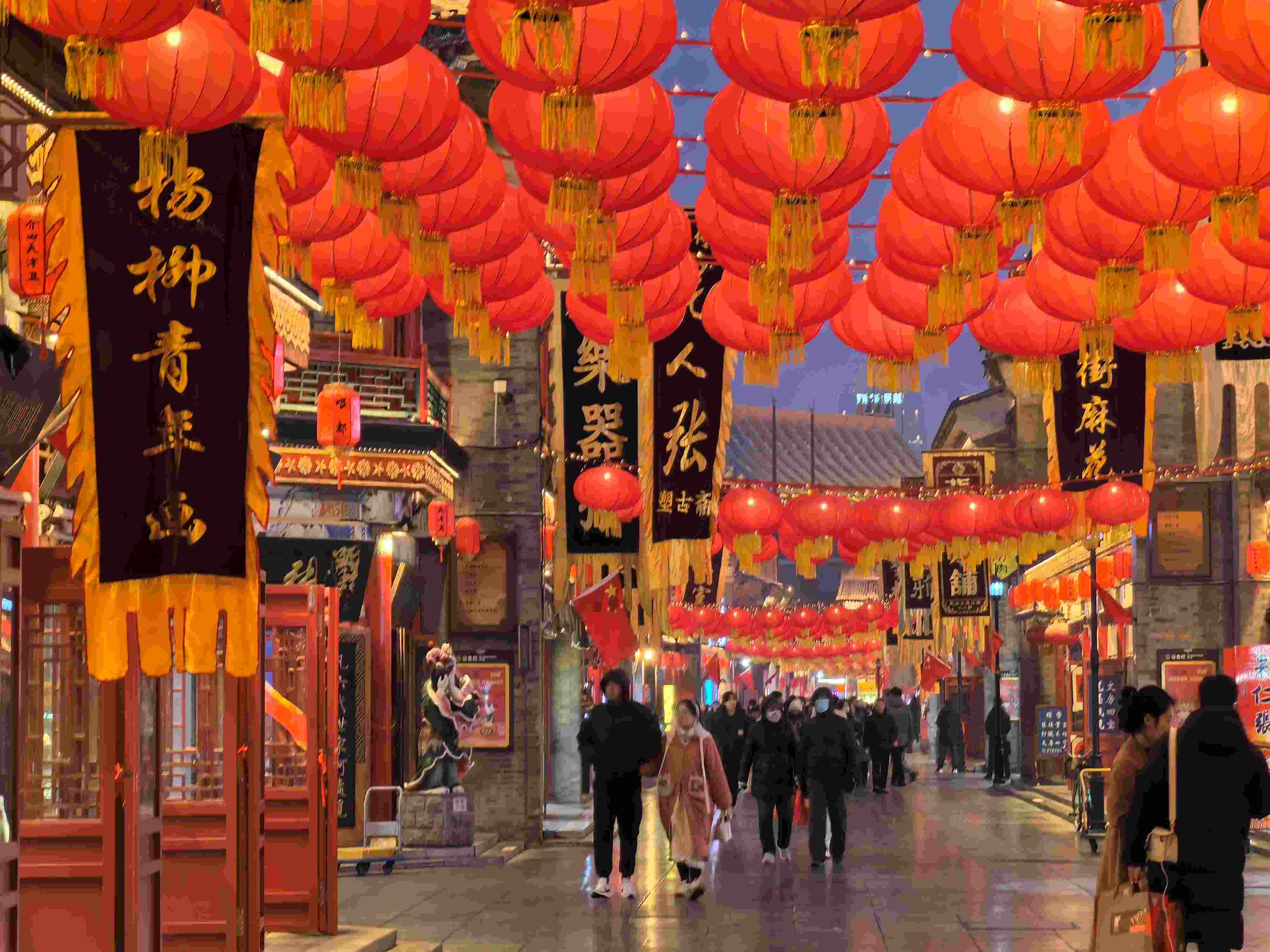 △春節(jié)臨近，古文化街上年味兒漸濃。（總臺央廣記者潘毅拍攝）