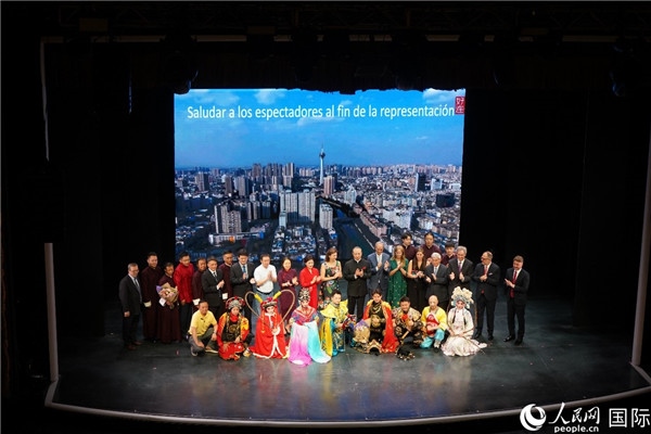 圖為王衛(wèi)大使與蒙迪諾外長等嘉賓登臺祝賀。人民網(wǎng)記者 許放攝