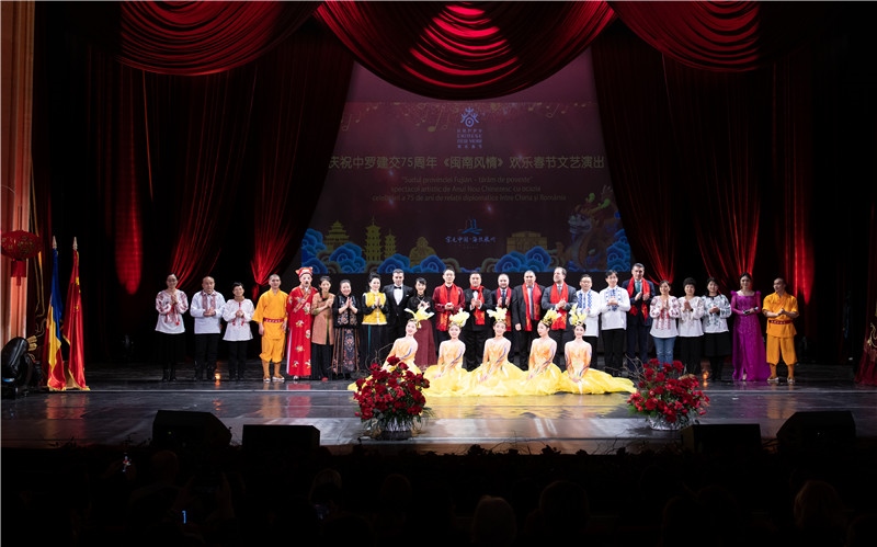 圖為韓大使、羅政府高官與泉州藝術團演員合影。中國駐羅大使館文化處供圖。