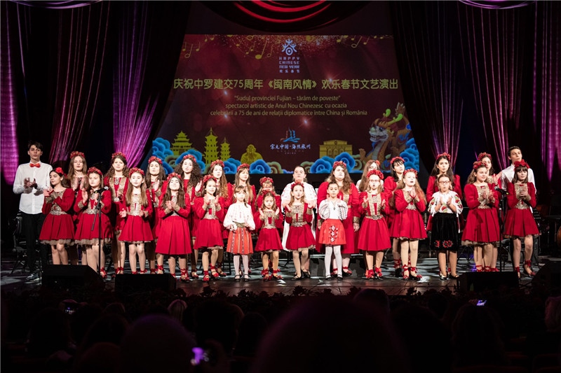 圖為羅小快板兒童合唱團在演唱中文歌曲。 中國駐羅大使館文化處供圖。