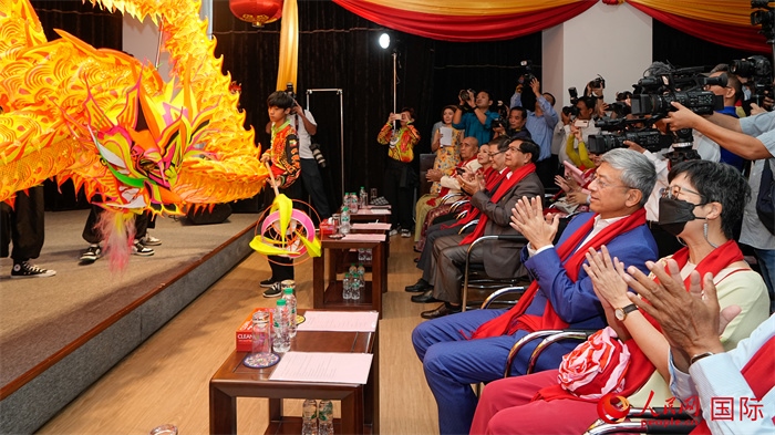 嘉賓觀看傳統(tǒng)舞龍表演。人民網(wǎng)記者 謝佳君攝