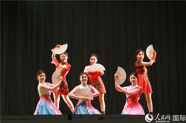 燈光秀匯演現(xiàn)場節(jié)目精彩紛呈。人民網(wǎng)記者 陳海琪攝