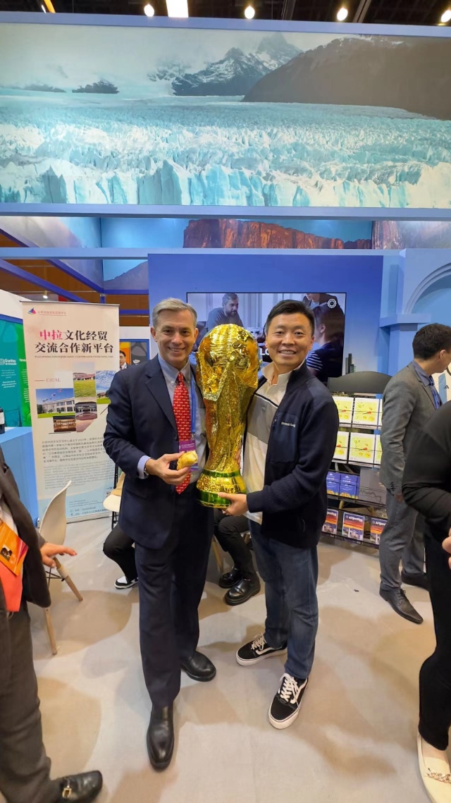 2022年，馬克西米與同事在上海。圖片由受訪者提供