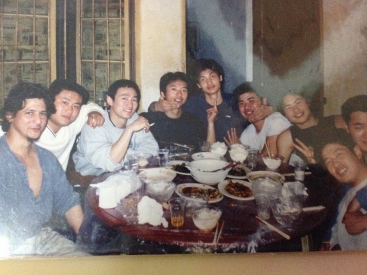 2007 年，卡洛斯·卡斯蒂略（左一）和他的中國朋友在武漢慶祝春節(jié)。圖片由受訪者提供