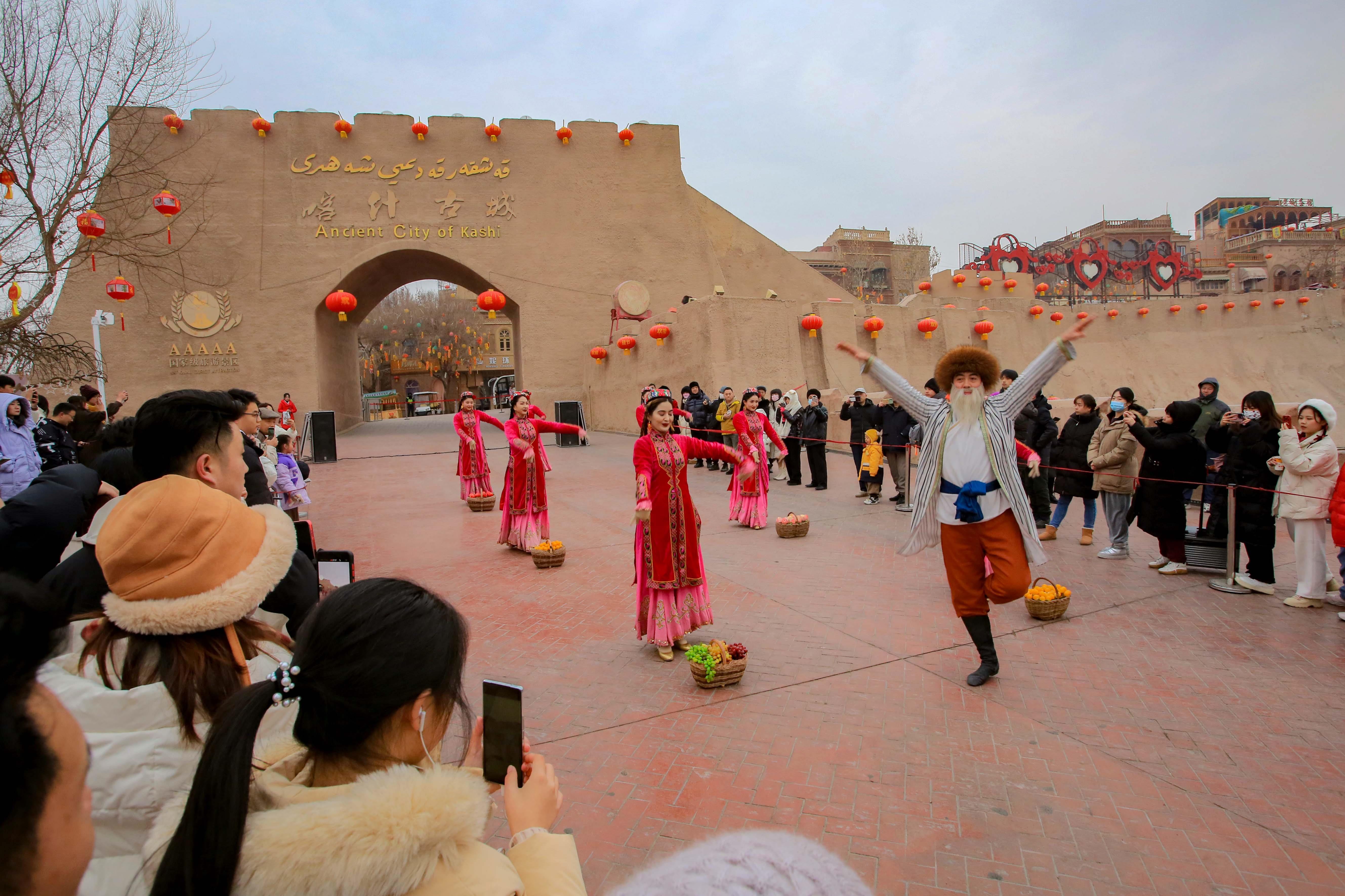 △2024年2月4日，演員在新疆喀什古城入城儀式上表演舞蹈。