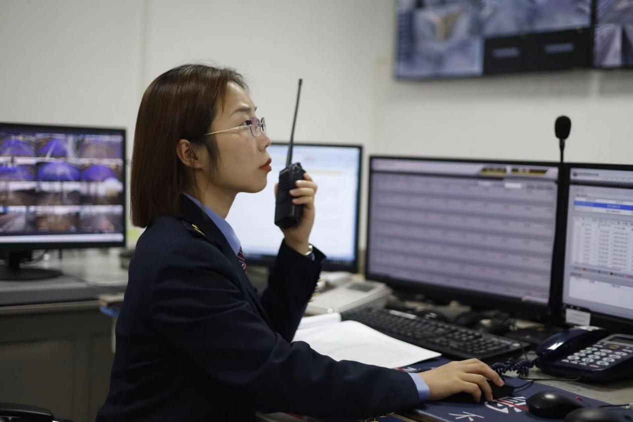 張華正在使用對講機溝通客運工作情況。蔡紫妍攝